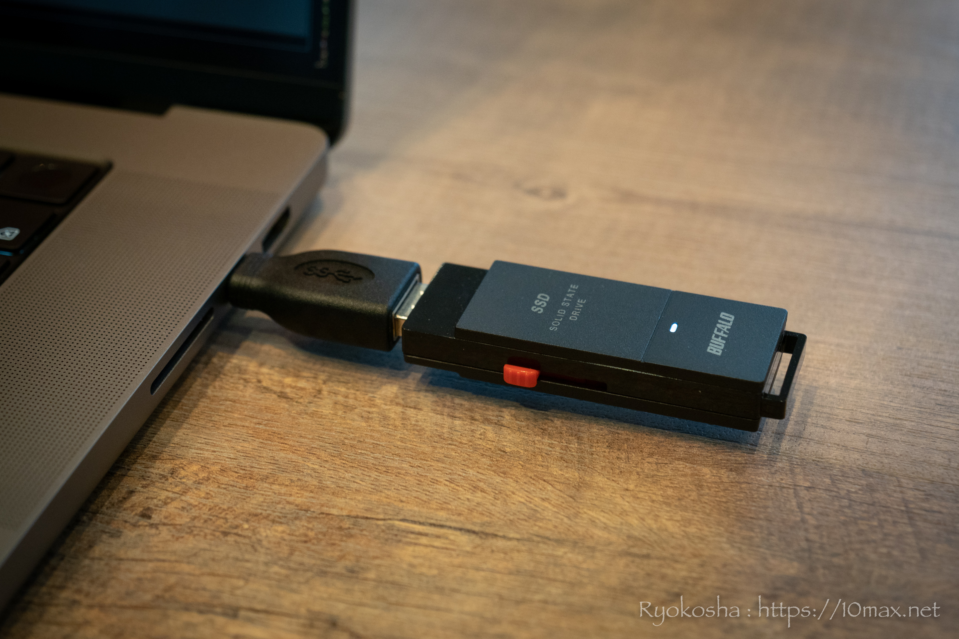 外付SSD　USBメモリ型　バッファロー　SSD-SCT2.0U3BA/N